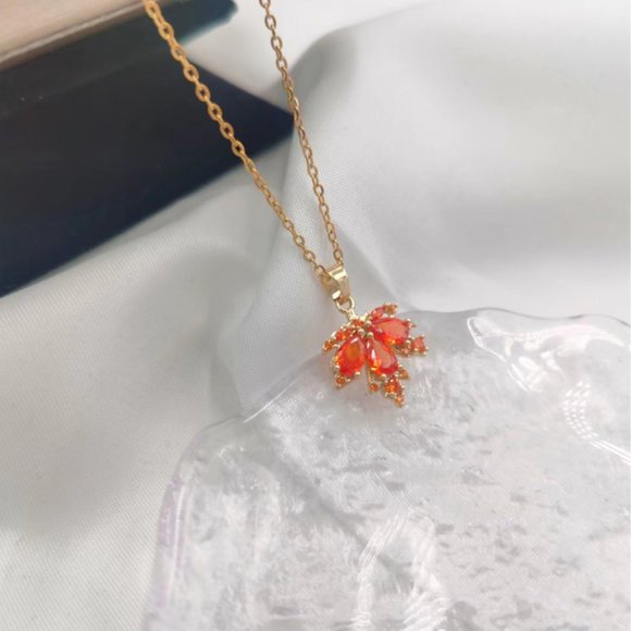 🍏50% OFF/3+...Pretty Crystal, Zircon Maple Leaf Pendant Necklace - Picture 6 of 7